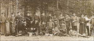 Воспитанники и преподаватели низшей лесной школы